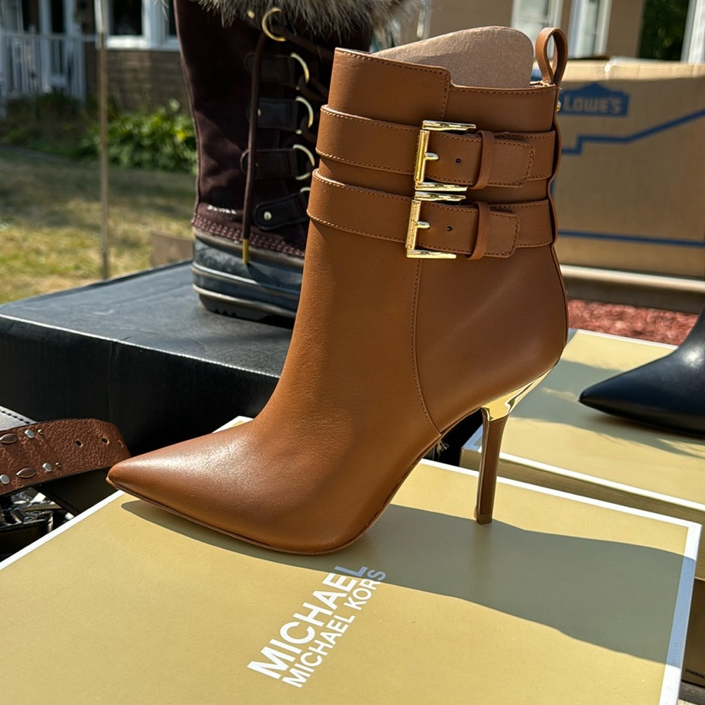 Brand new authentic Michael Kors Amal ankle Bootie. Original box. Size 6